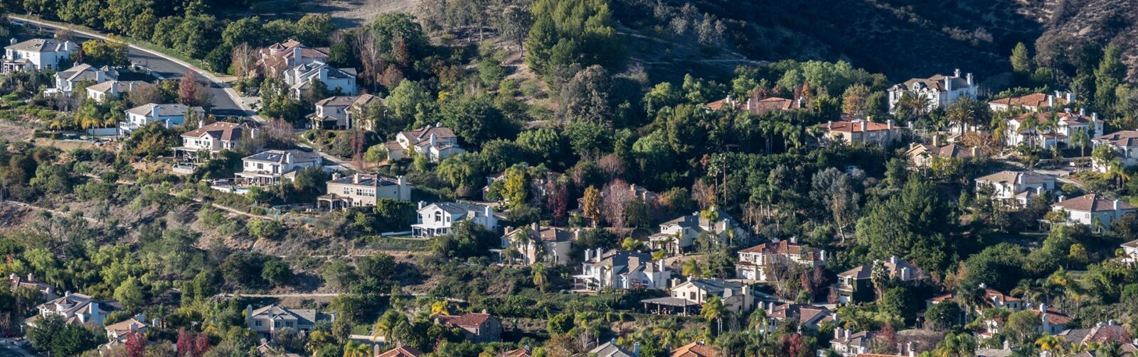 A high view of upscale hillside homes in Calabasas, CA 